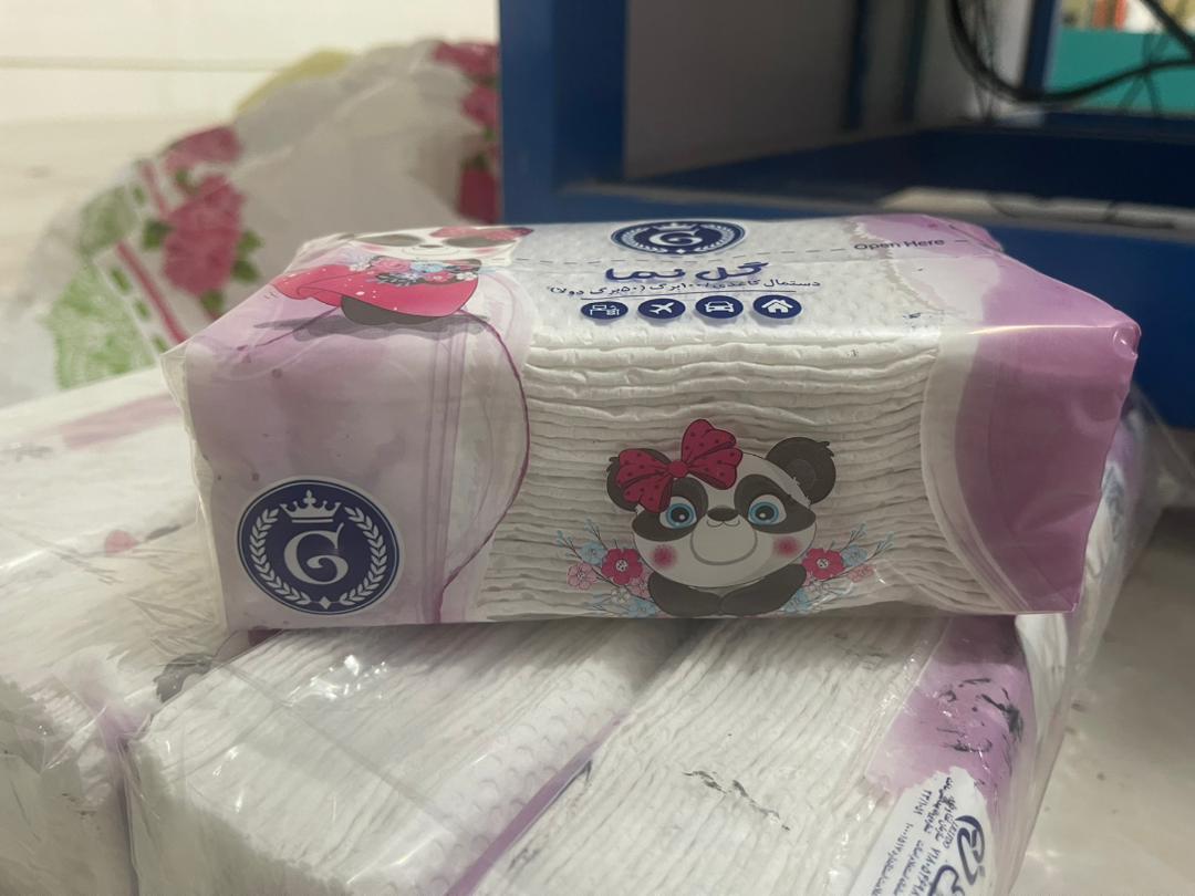 لفاف به نایلون چاپدار طرح داری میگن که  بصورت  پاکت هستش با طرح برند نوشتار مشخصات چاپ شده که دستمال کاغذی بصورت ۱۰۰برگ ۲۰۰برگ و ۵۰۰ برگ